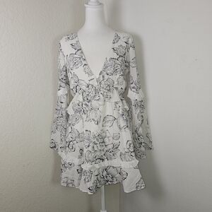 Selfie Leslie Floral Bell Sleeve Mini Dress White Black Ruffle Hem Size Small